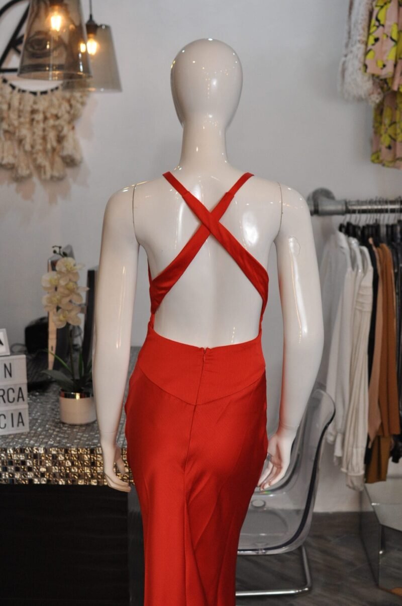Vestido largo liso rojo con detalle de flor - Image 7