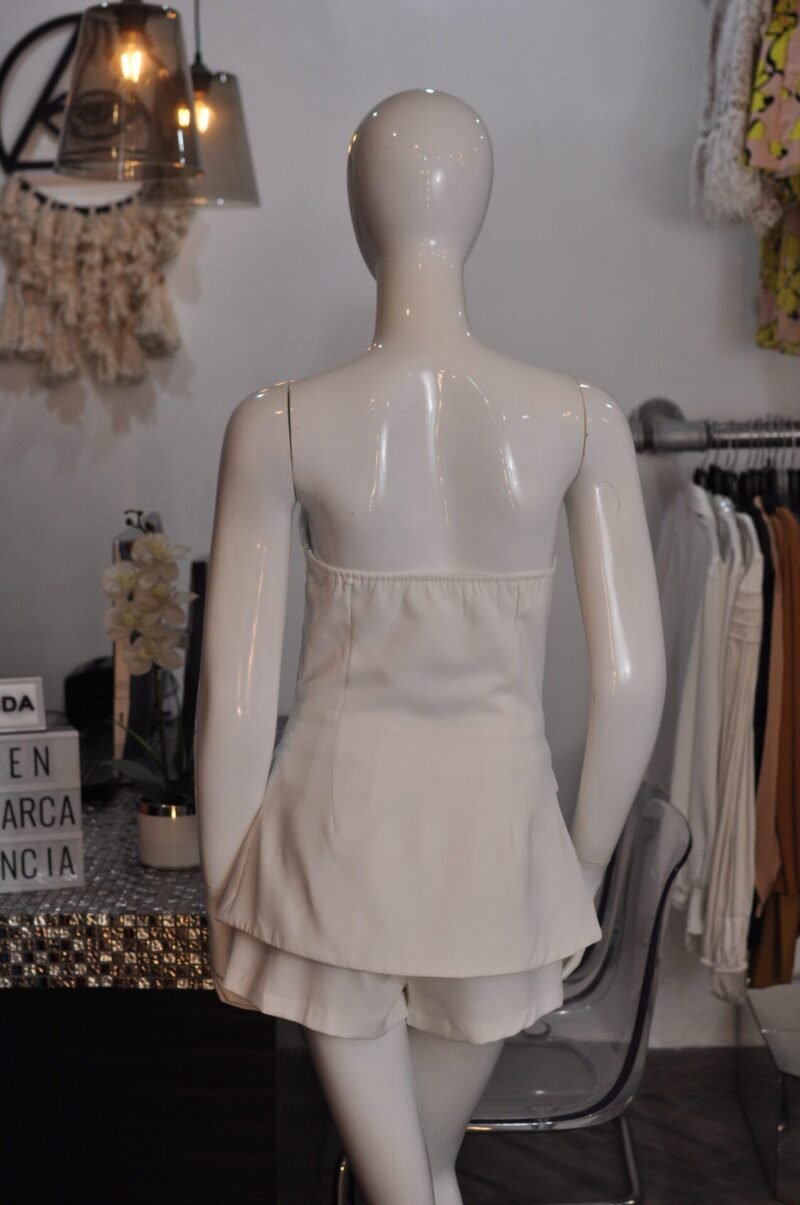 Set liso de short con detalle de botones con brillo - Image 4