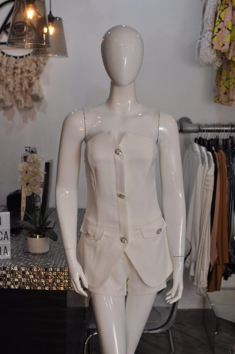 Set liso de short con detalle de botones con brillo