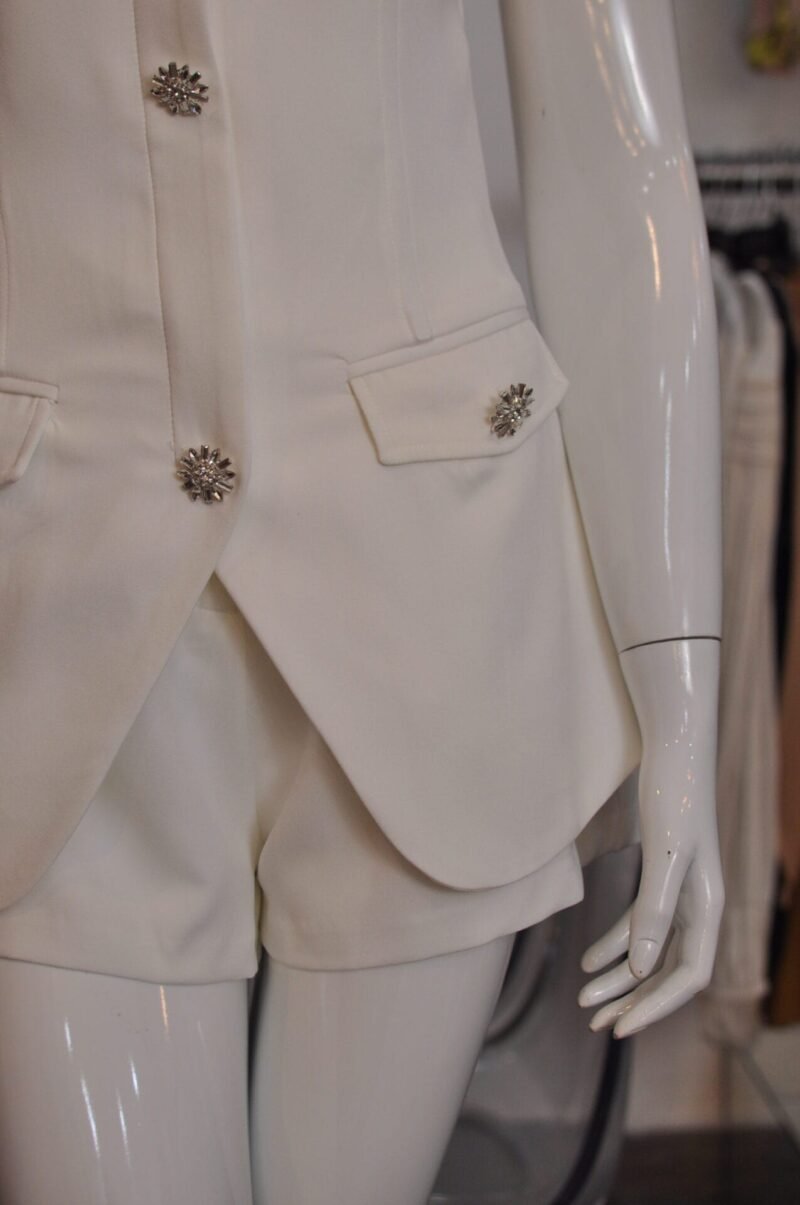 Set liso de short con detalle de botones con brillo - Image 3