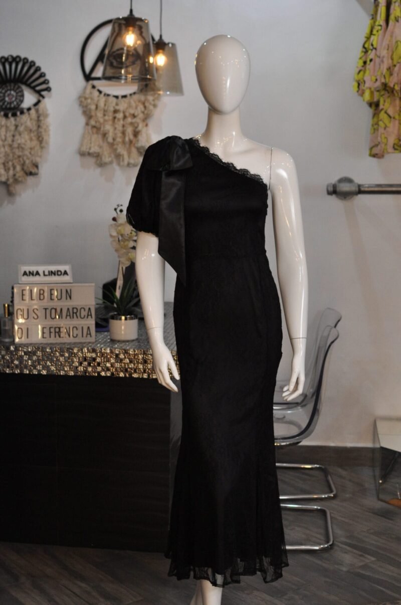 Vestido midi negro encaje de un hombro