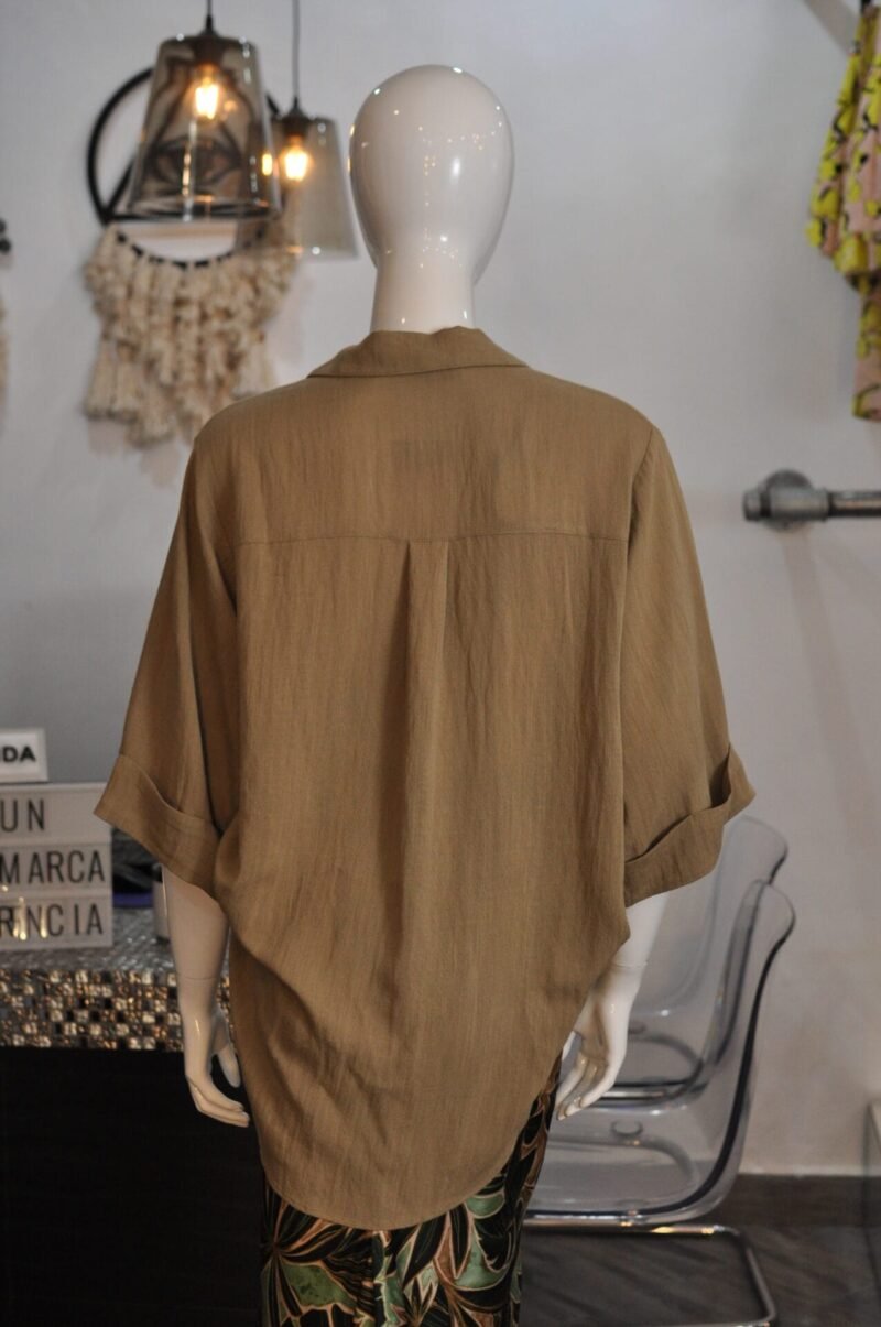 Blusa tipo lino suelta cafe - Image 5