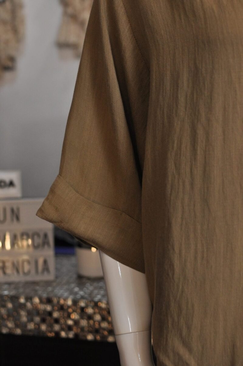 Blusa tipo lino suelta cafe - Image 2
