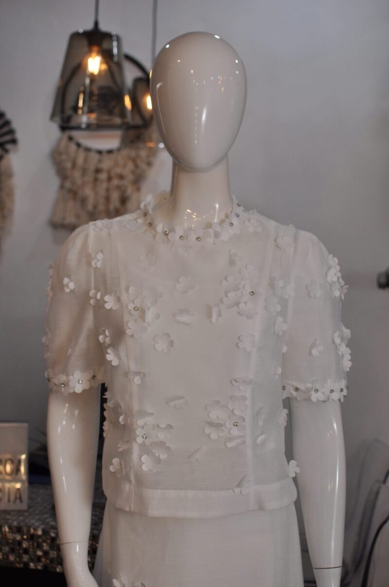 Blusa blanca con detalle de flores