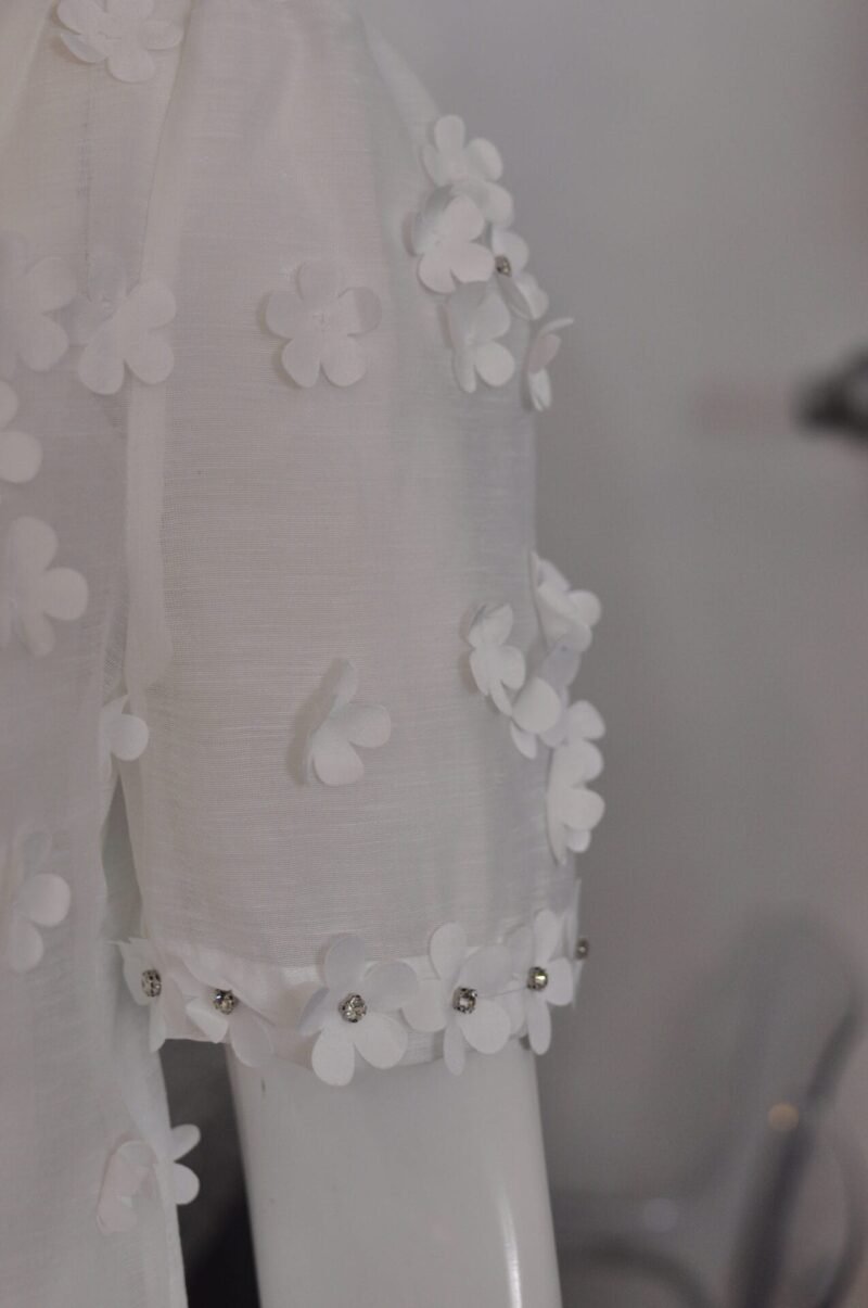 Blusa blanca con detalle de flores - Image 4