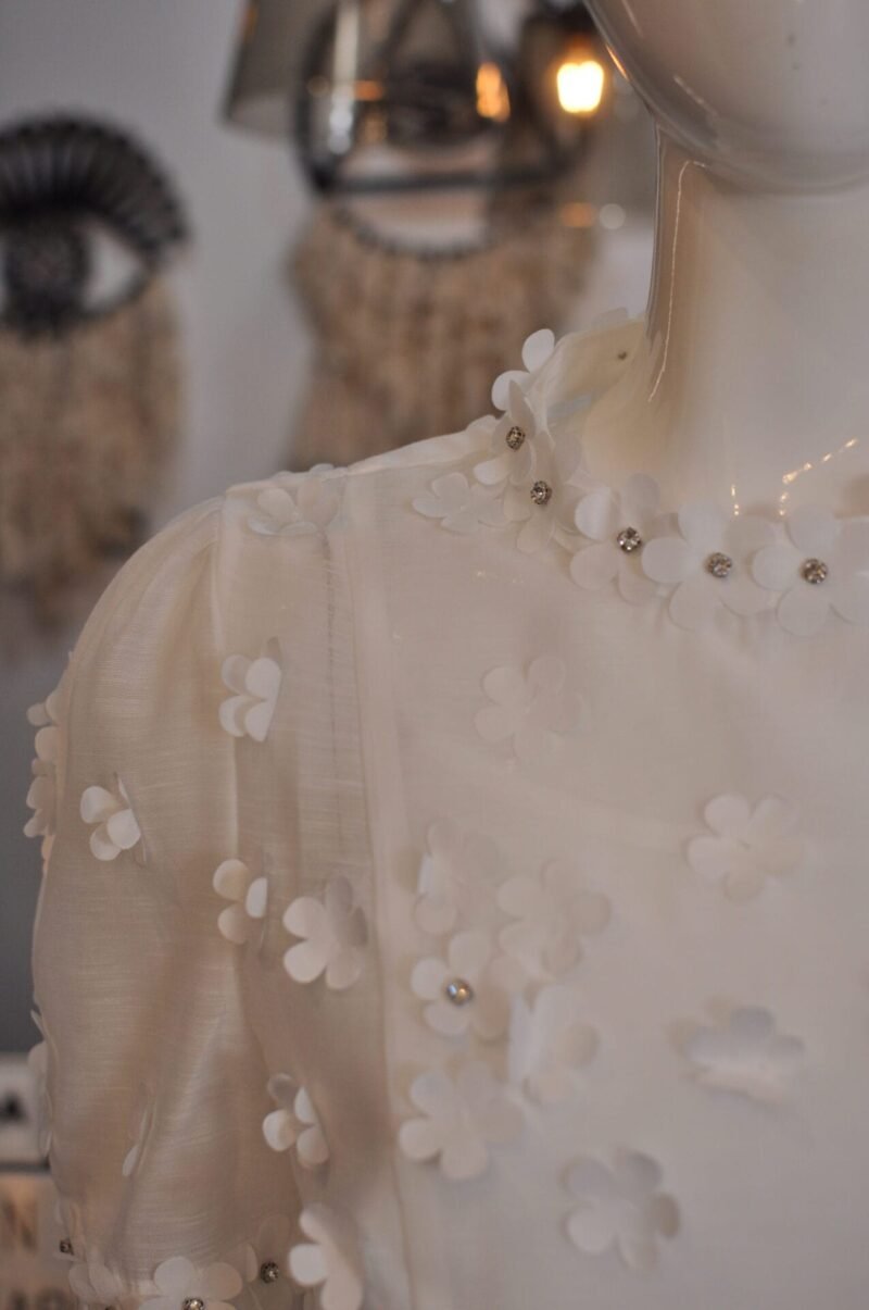 Blusa blanca con detalle de flores - Image 3