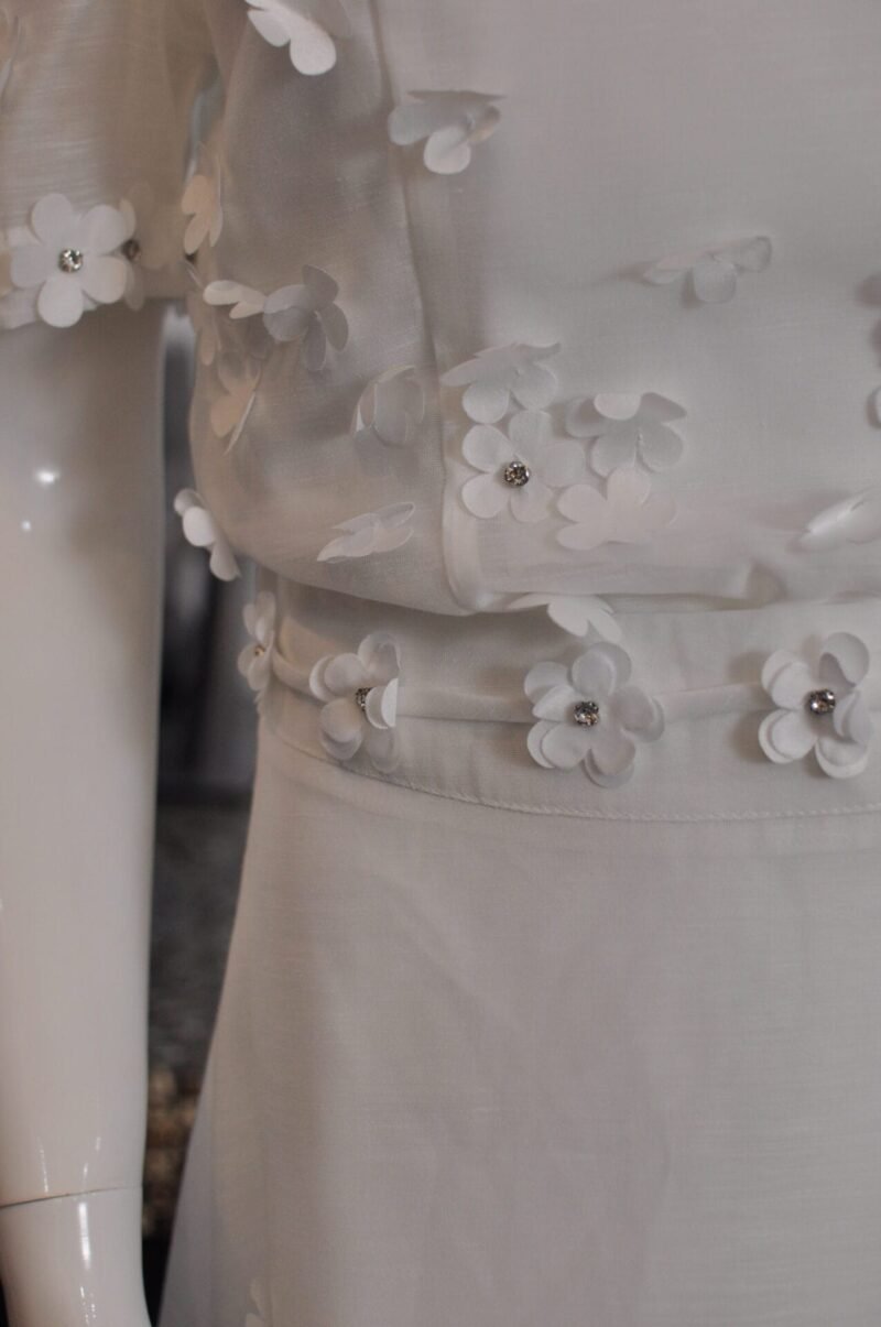 Blusa blanca con detalle de flores - Image 2