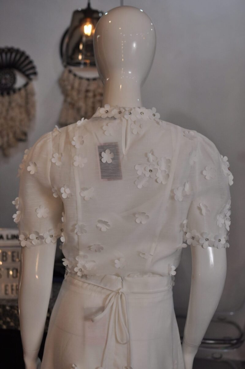 Blusa blanca con detalle de flores - Image 5