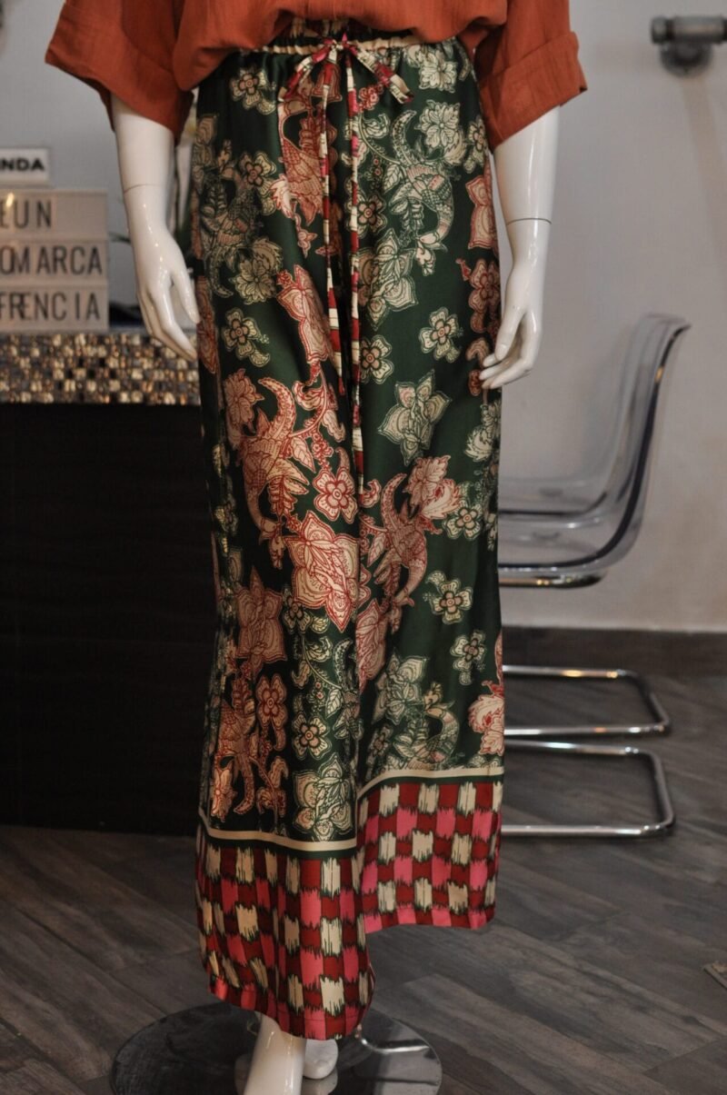 Pantalon verde con estampado de flores
