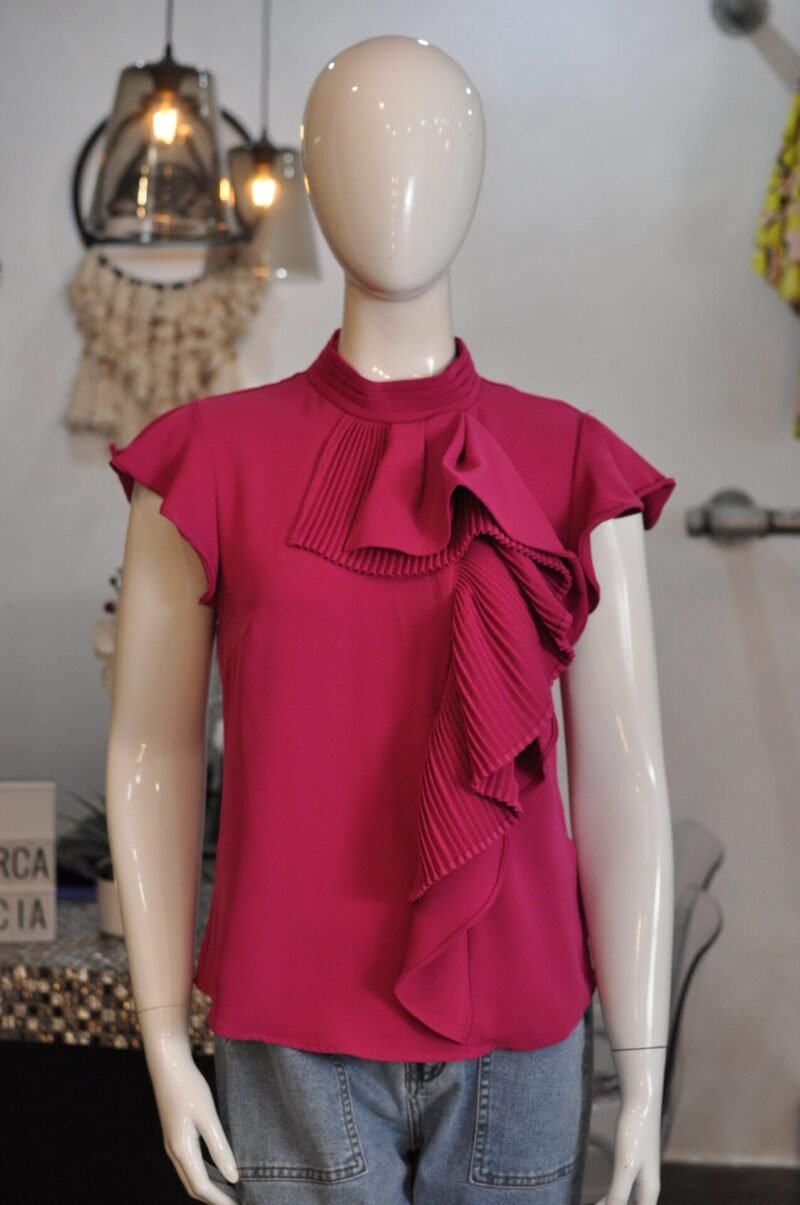 Blusa magenta con detalle