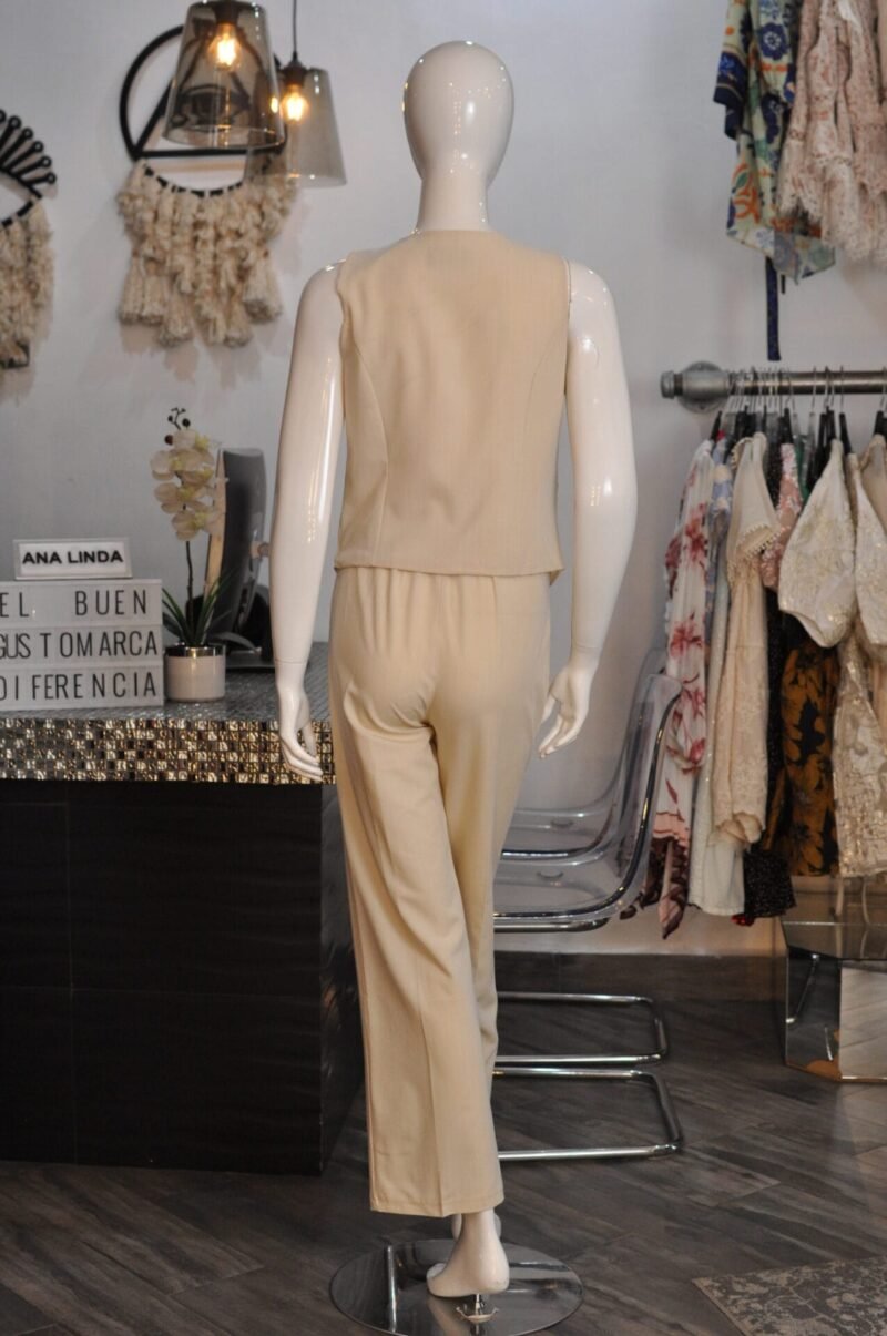 Set chaleco y pantalon beige - Image 3