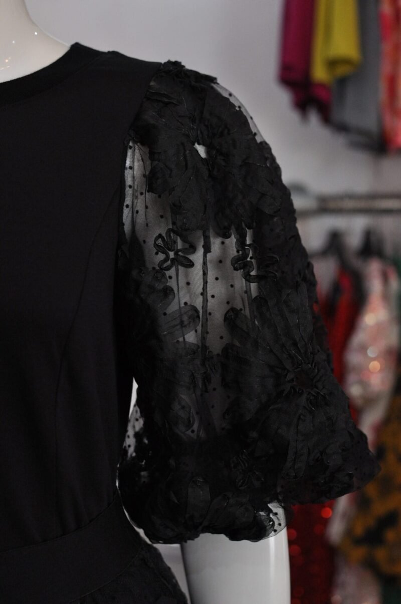Blusa negra con detalle en mangas - Image 3