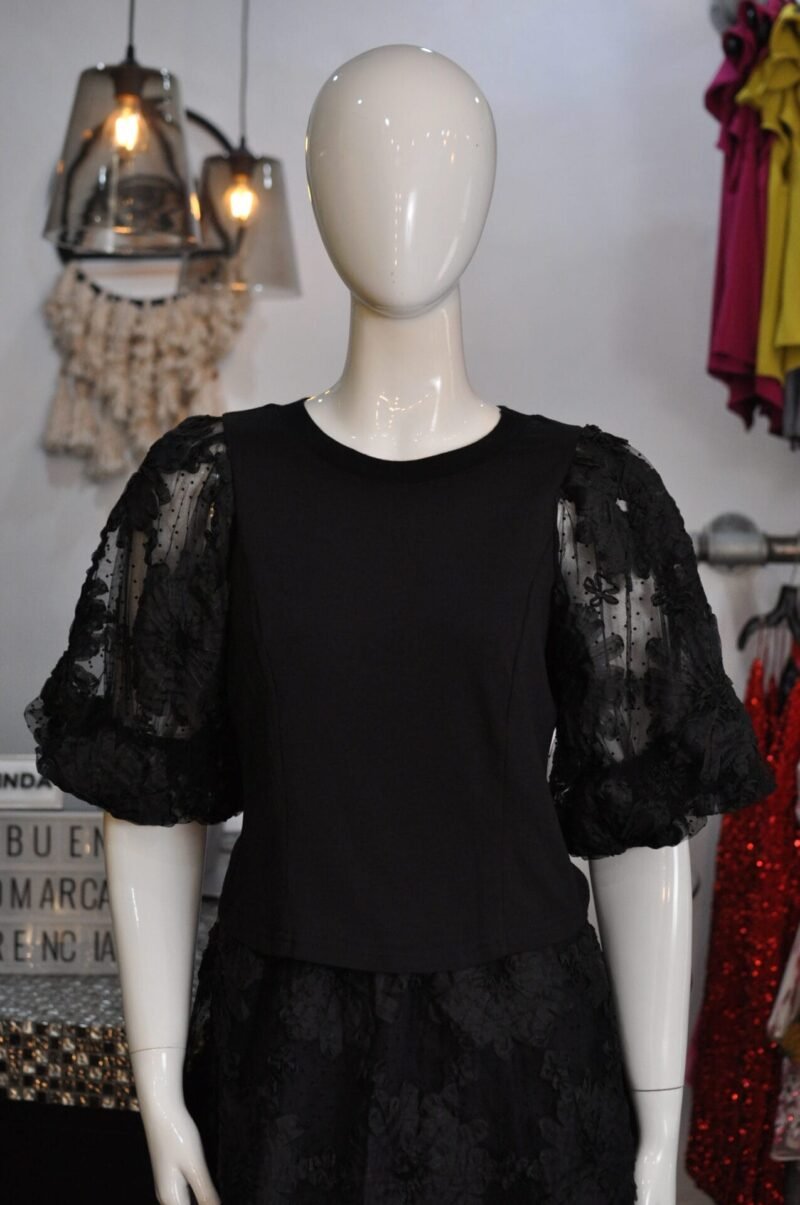 Blusa negra con detalle en mangas