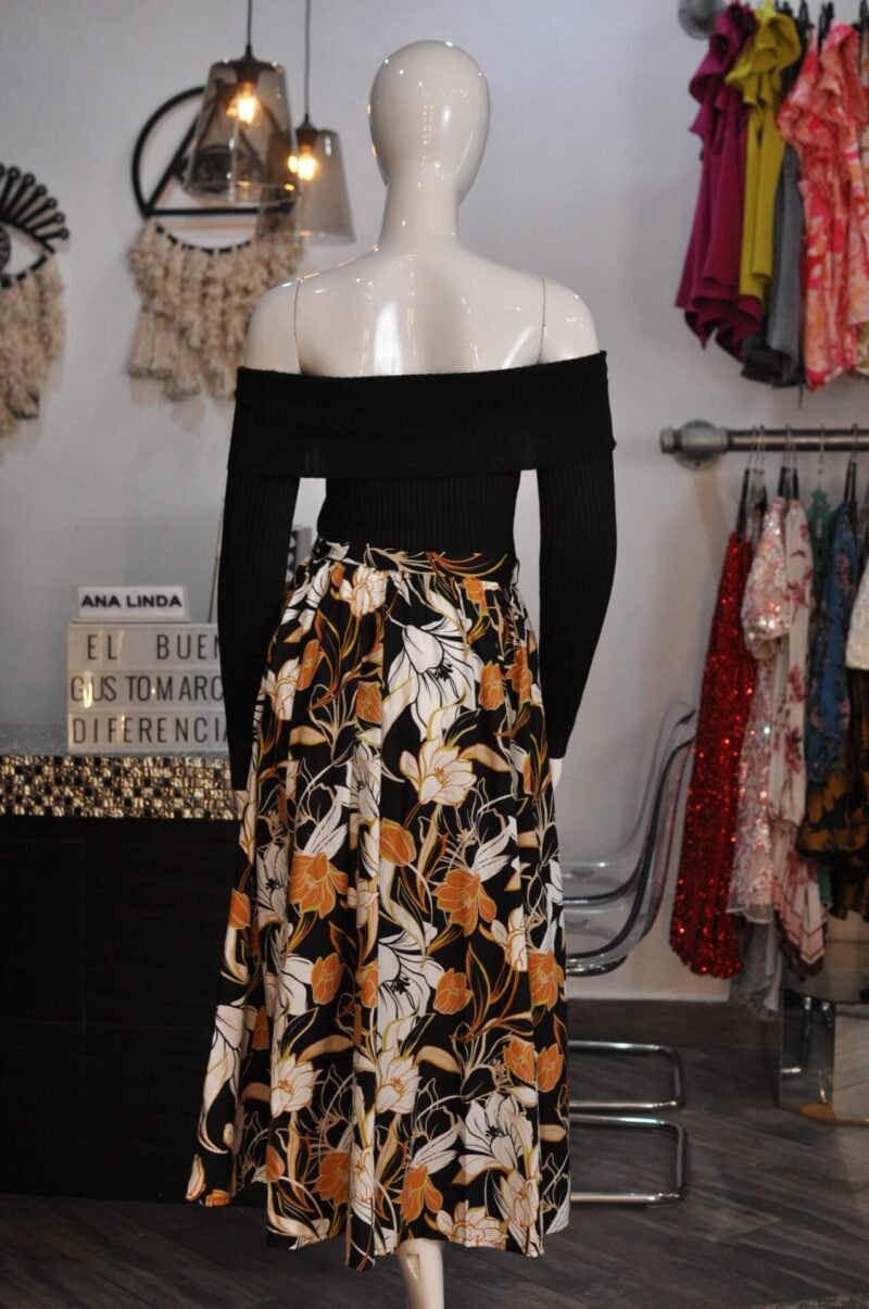 Vestido hombros descubiertos negro falda estampada - Image 4