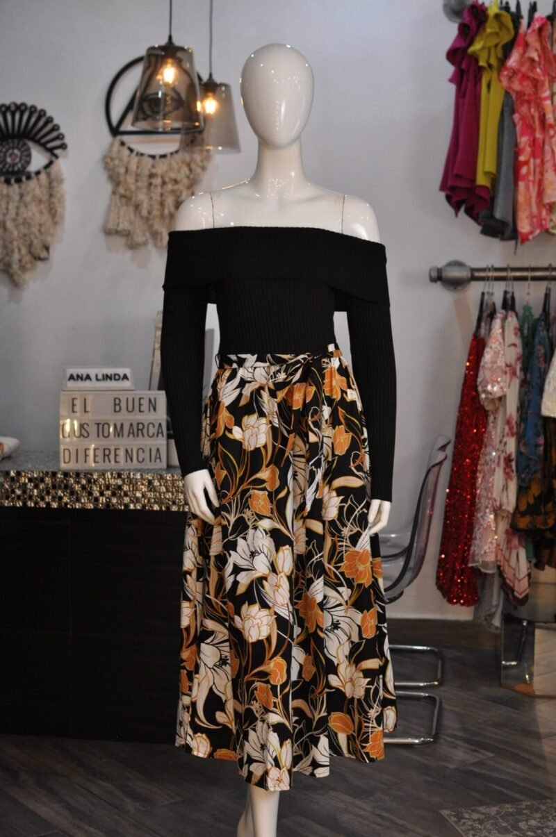 Vestido hombros descubiertos negro falda estampada