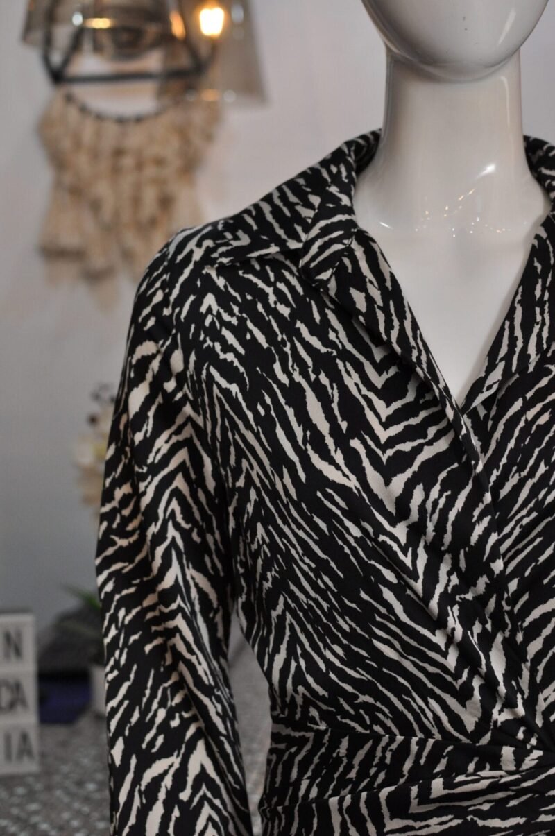 Vestido envolvente midi blanco con negro - Image 2