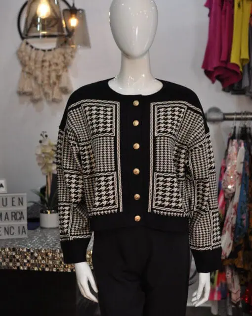 Chamarra estampado negro con beige botones dorados