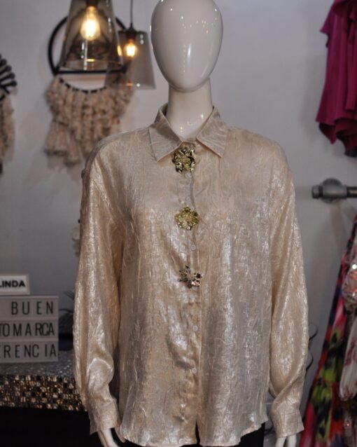 Camisa dorada con botones de flor