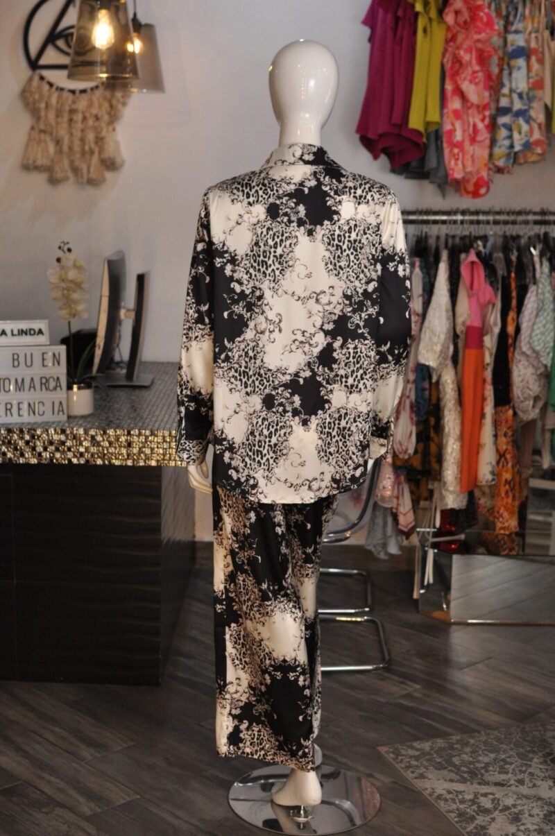 Set blusa y pantalon estampado botones dorados - Image 5