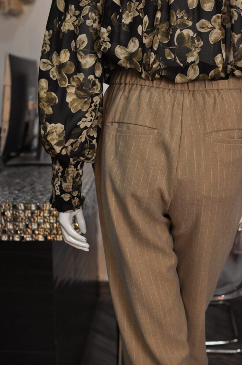 Pantalón de rayas café - Image 3