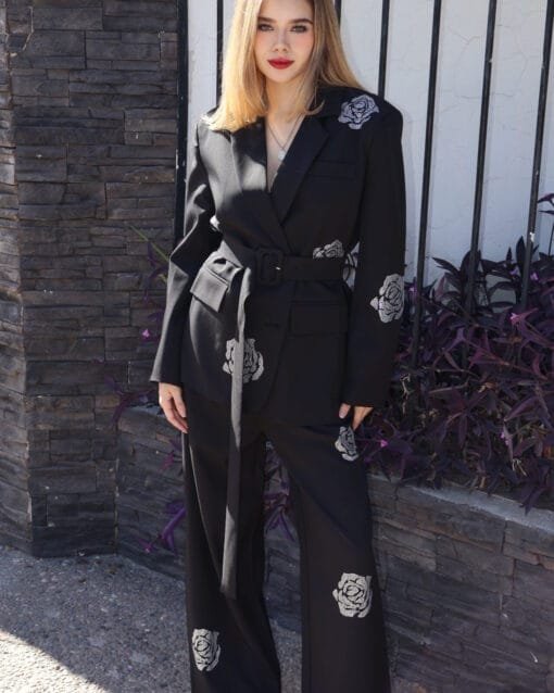 Set negro con flores plateadas