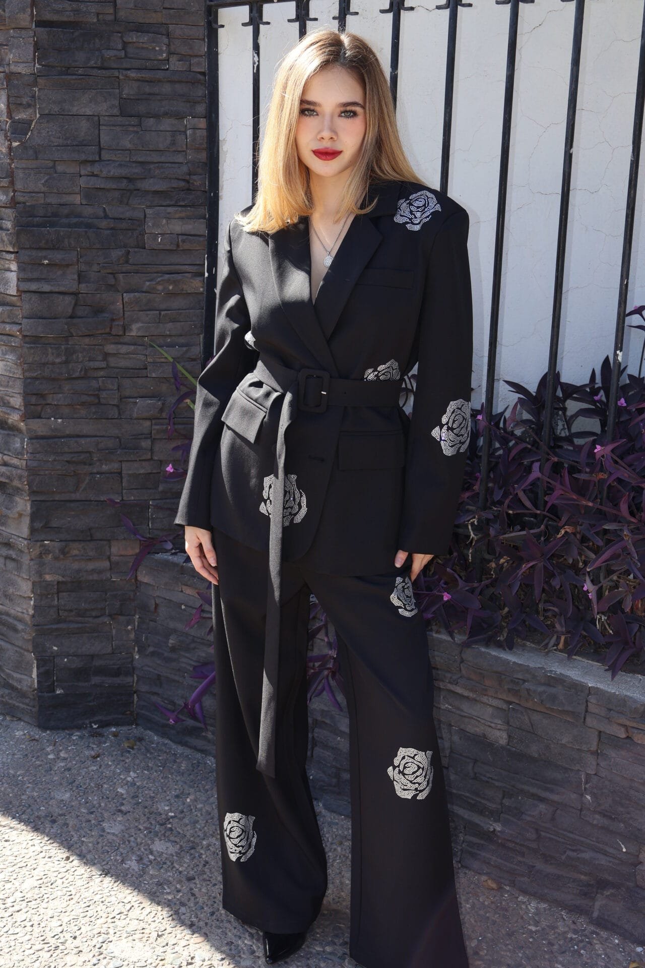 Set negro con flores plateadas