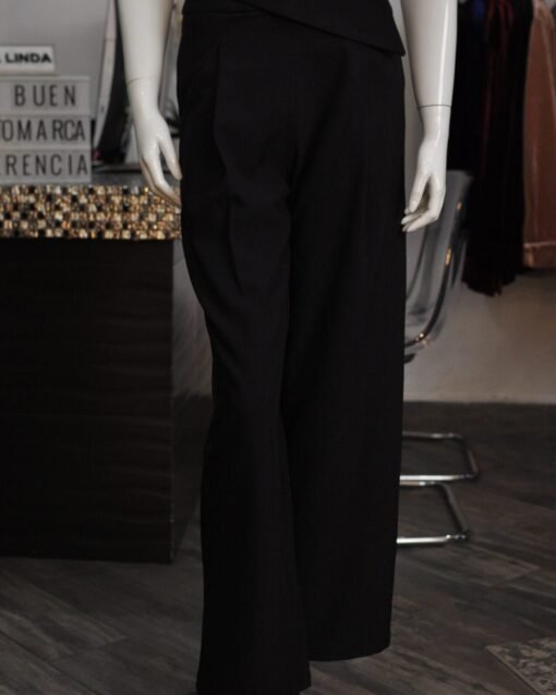 Pantalón liso negro con detalle de piedra
