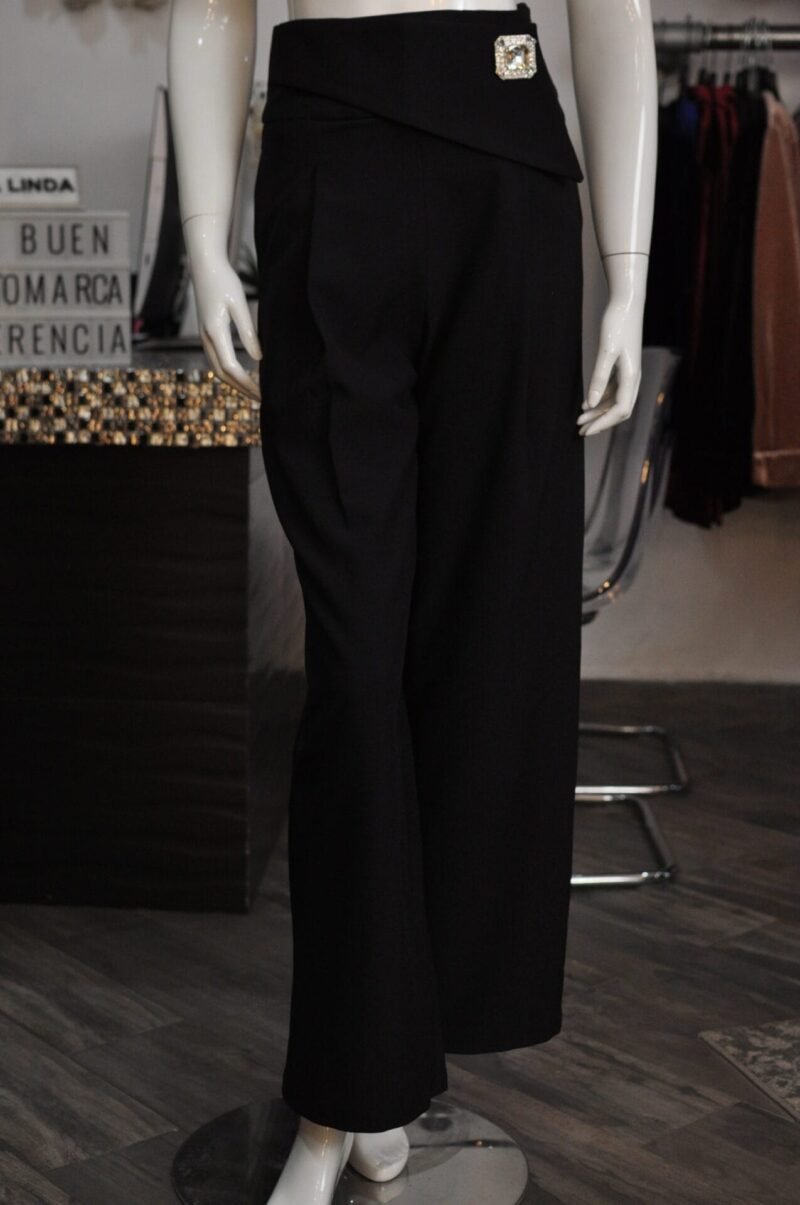 Pantalón liso negro con detalle de piedra