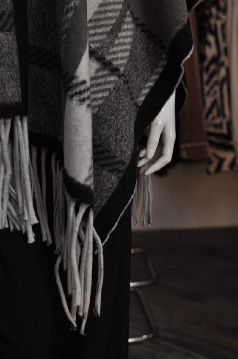 Chal estampado gris - Image 3
