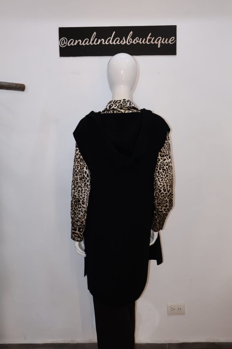 Chaleco liso negro con bolsas y gorro - Image 3