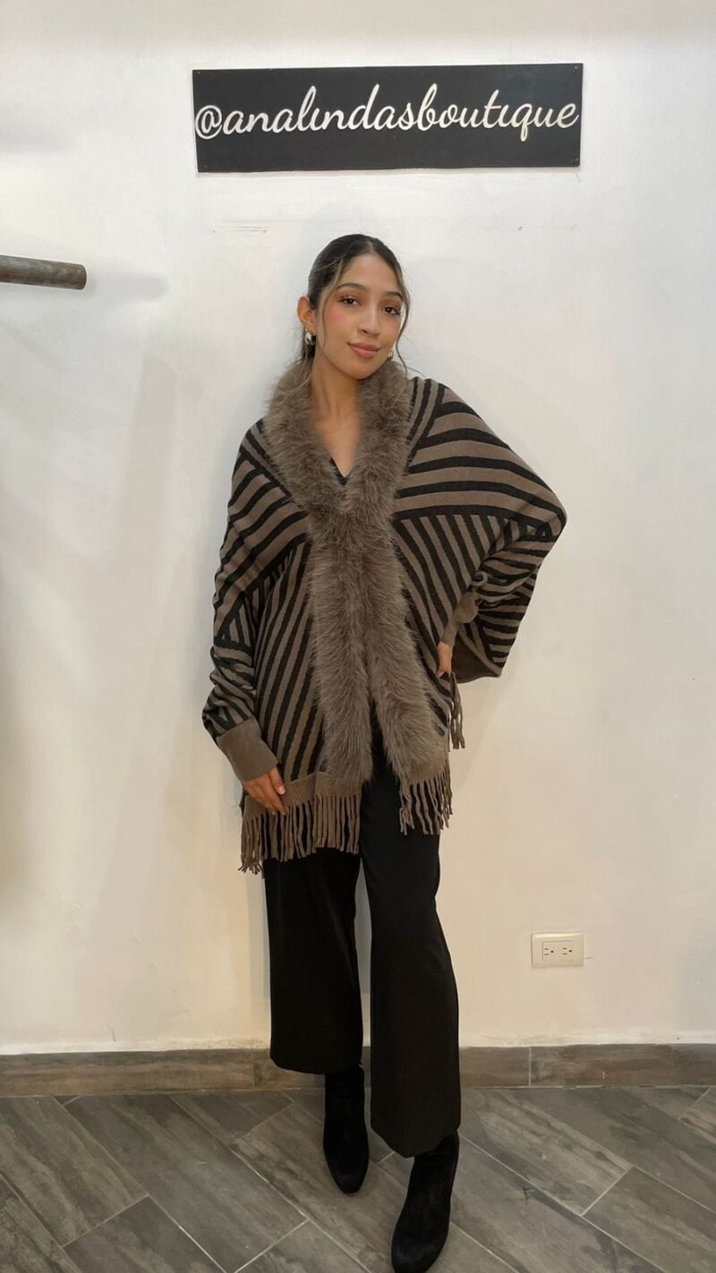 Capa estampada con faux fur