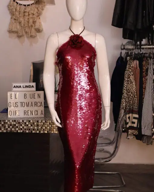 Vestido guinda halter de lentejuelas con flor