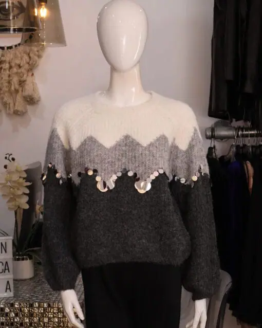 Sueter gris con blanco y detalles de lentejuela