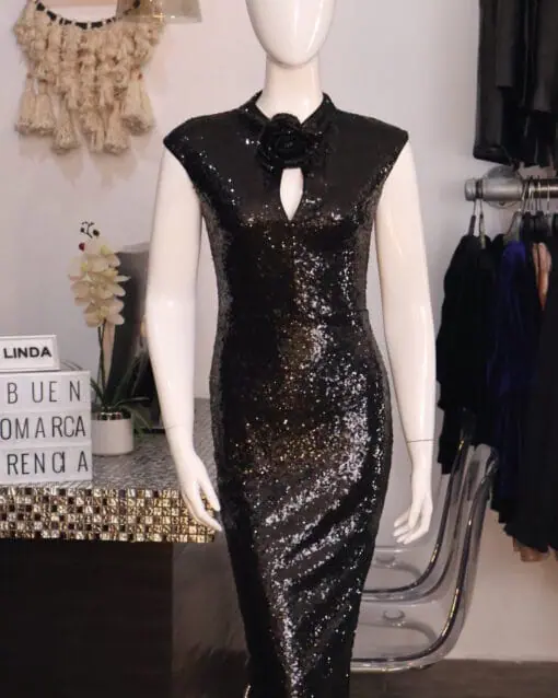Vestido midi de lentejuelas negro con detalle de flor