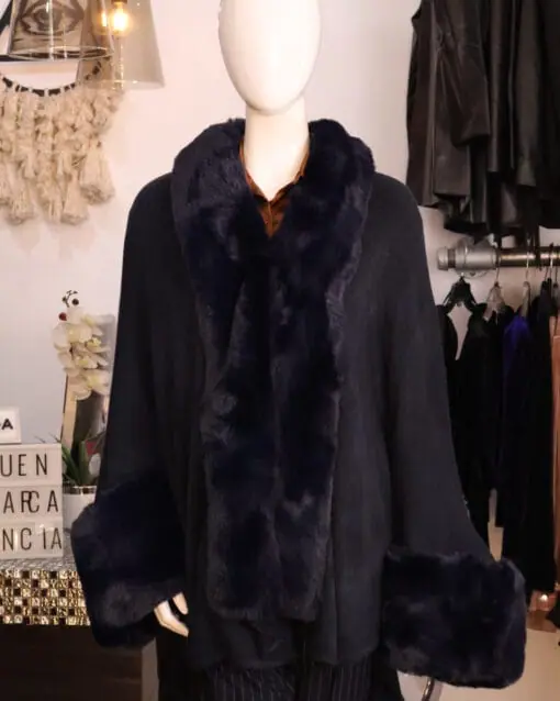 Capa con mangas azul con detalles de Faux Fur