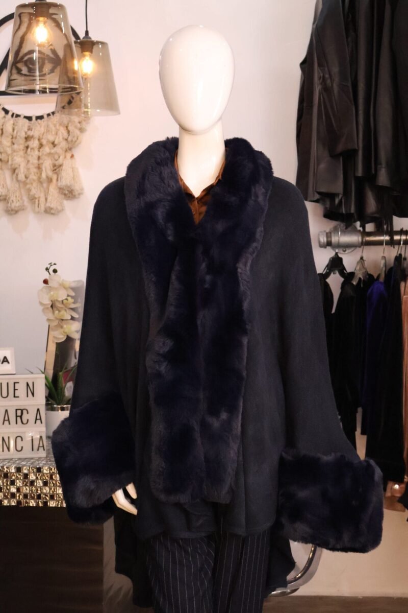 Capa con mangas azul con detalles de Faux Fur