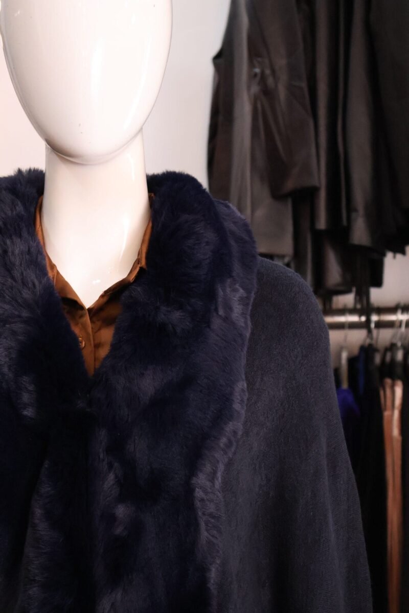 Capa con mangas azul con detalles de Faux Fur - Image 2