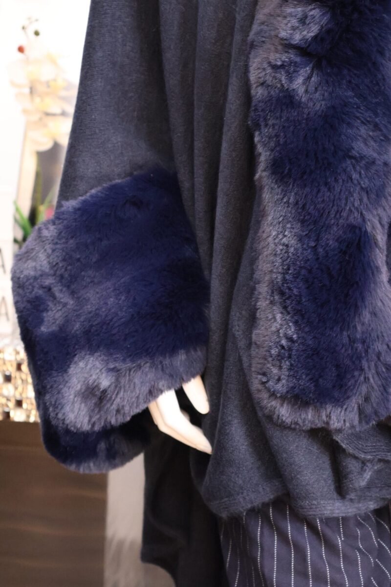 Capa con mangas azul con detalles de Faux Fur - Image 3