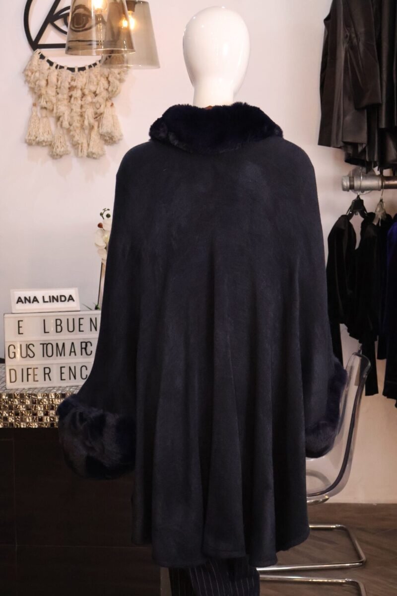 Capa con mangas azul con detalles de Faux Fur - Image 5