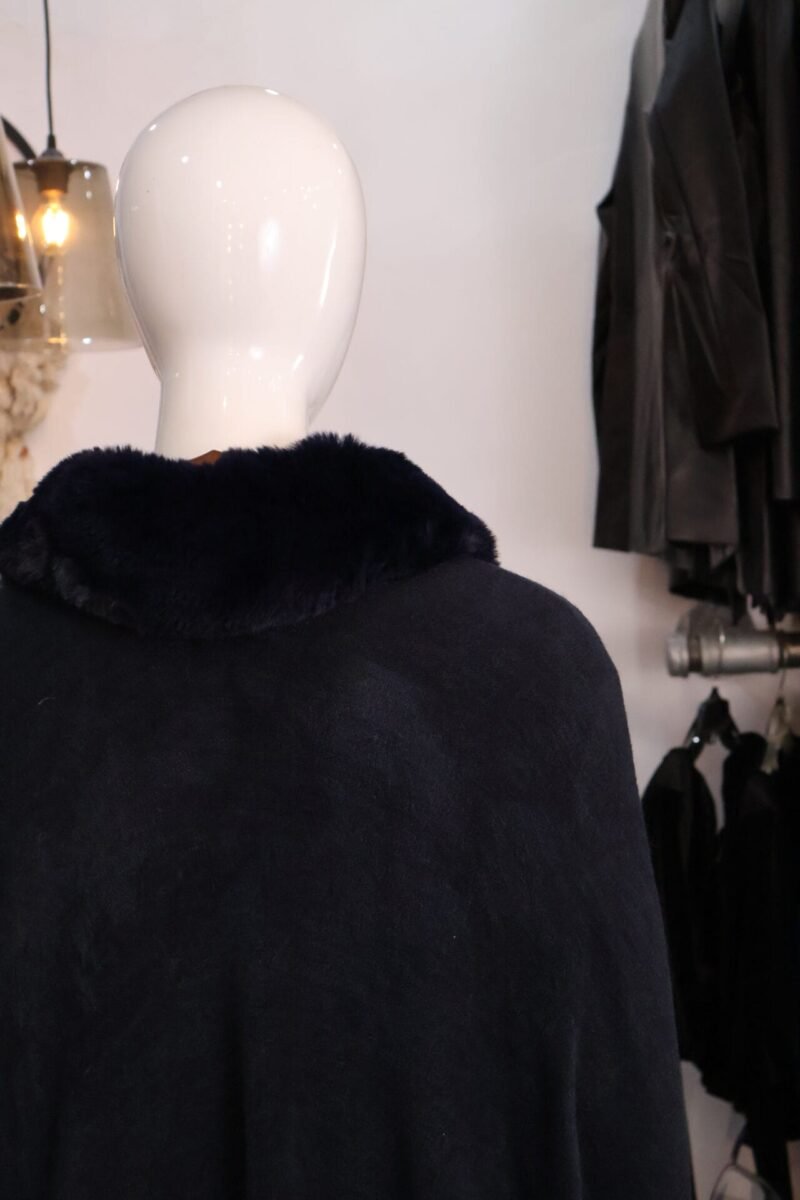 Capa con mangas azul con detalles de Faux Fur - Image 4