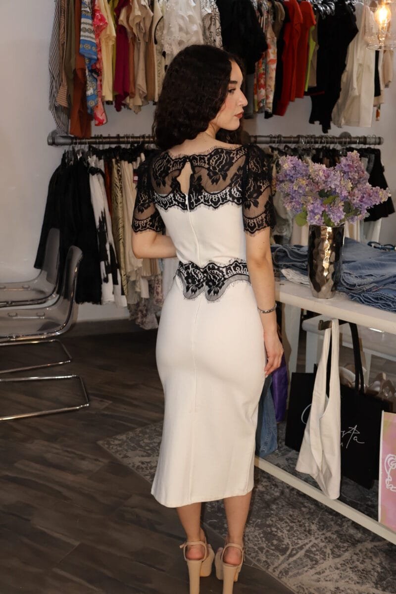 Vestido blanco con encaje negro - Image 4