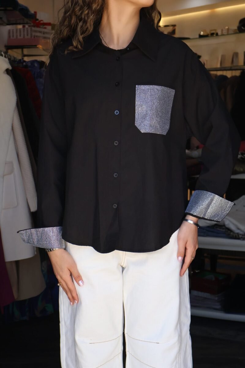 Camisa negra con detalles de brillos