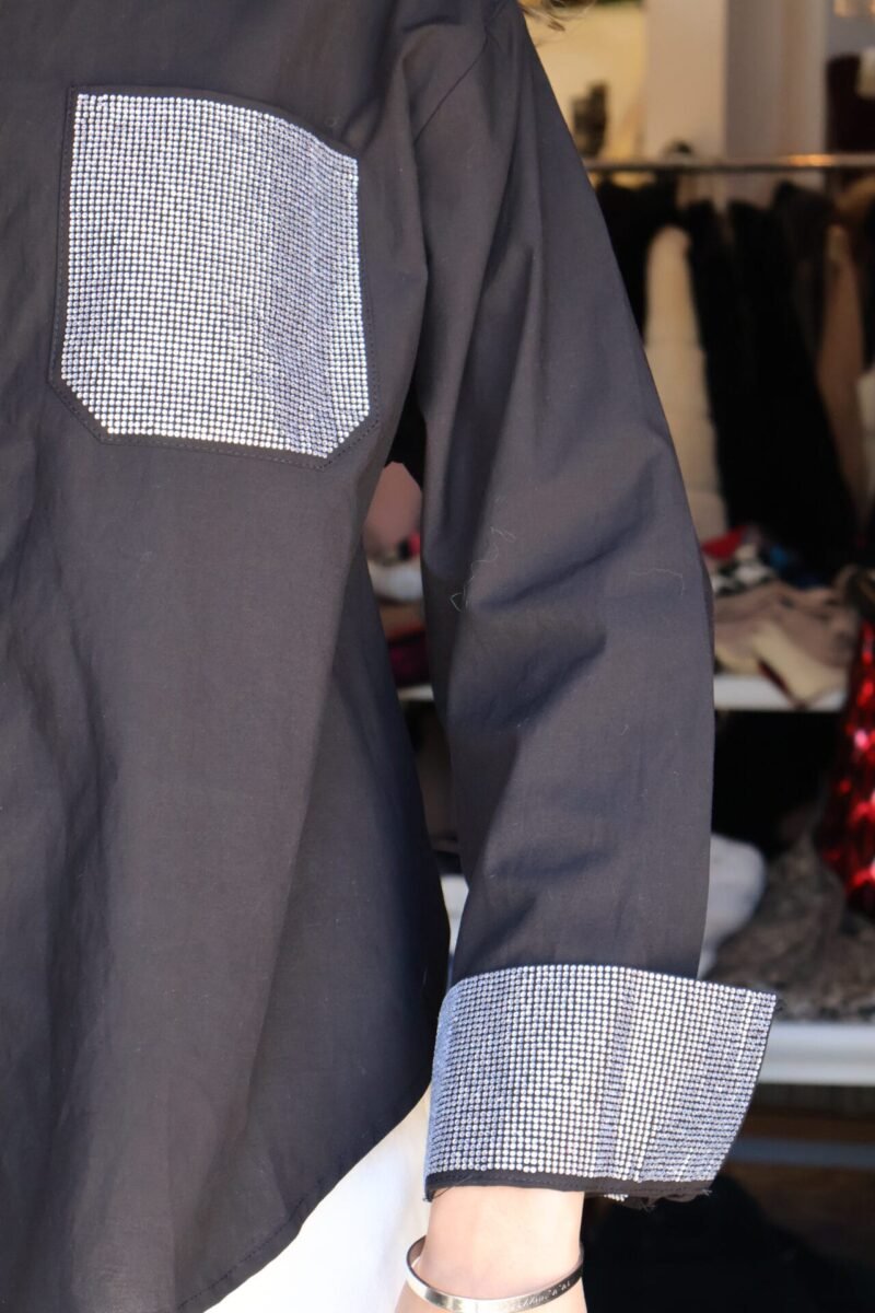 Camisa negra con detalles de brillos - Image 2