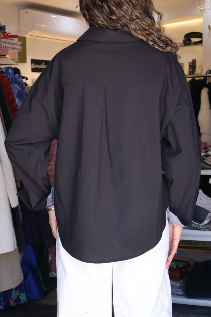 Camisa negra con detalles de brillos - Image 3