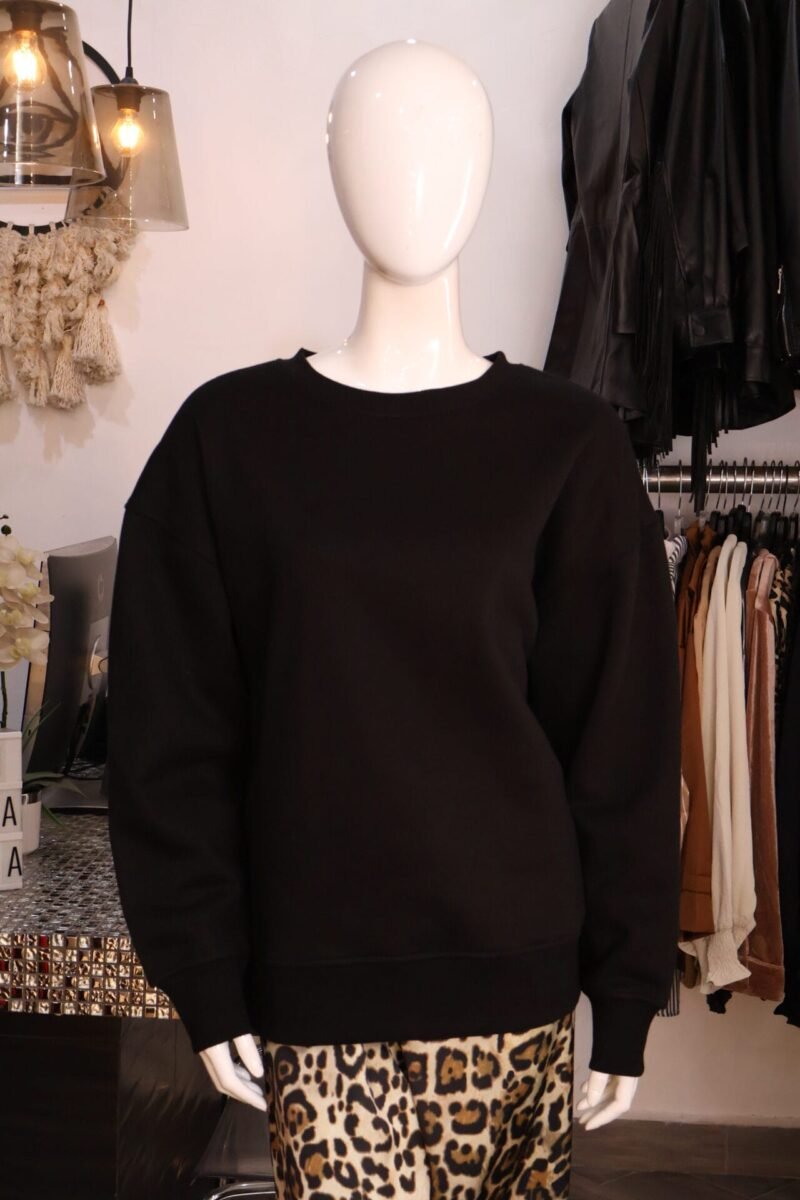 Sudadera negra con estampado