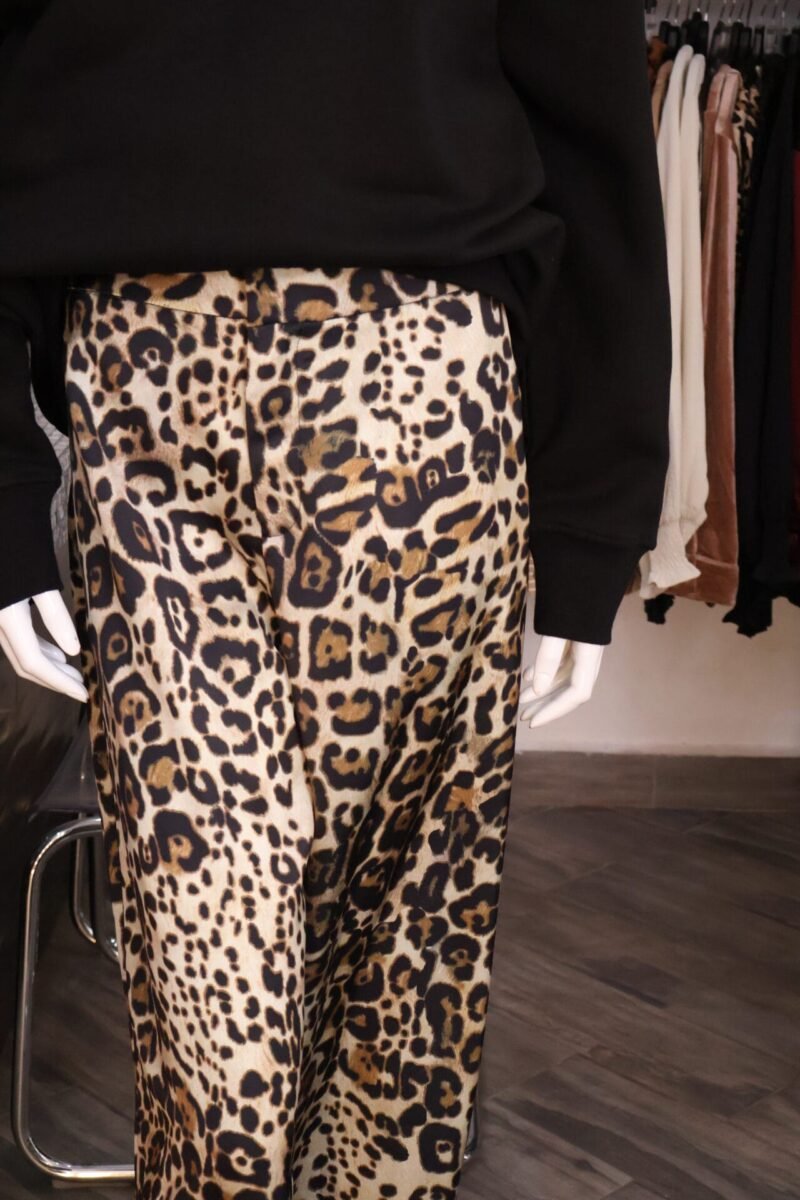 Pantalón ancho tipo satin estampado animal print - Image 3