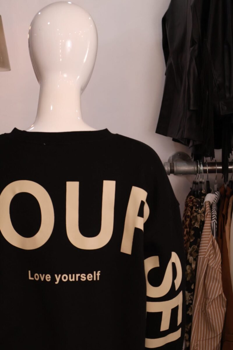 Sudadera negra con estampado - Image 3