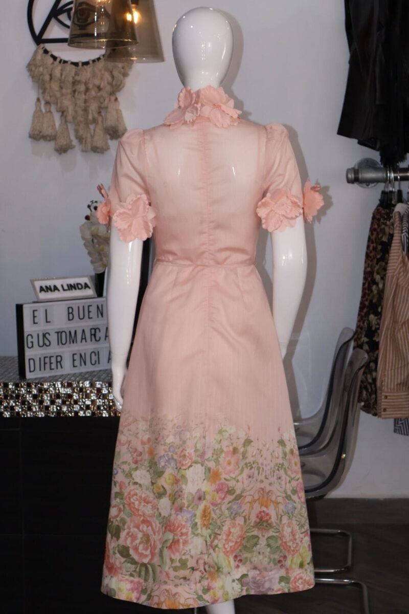 Vestido rosa estampado floral con detalles - Image 4