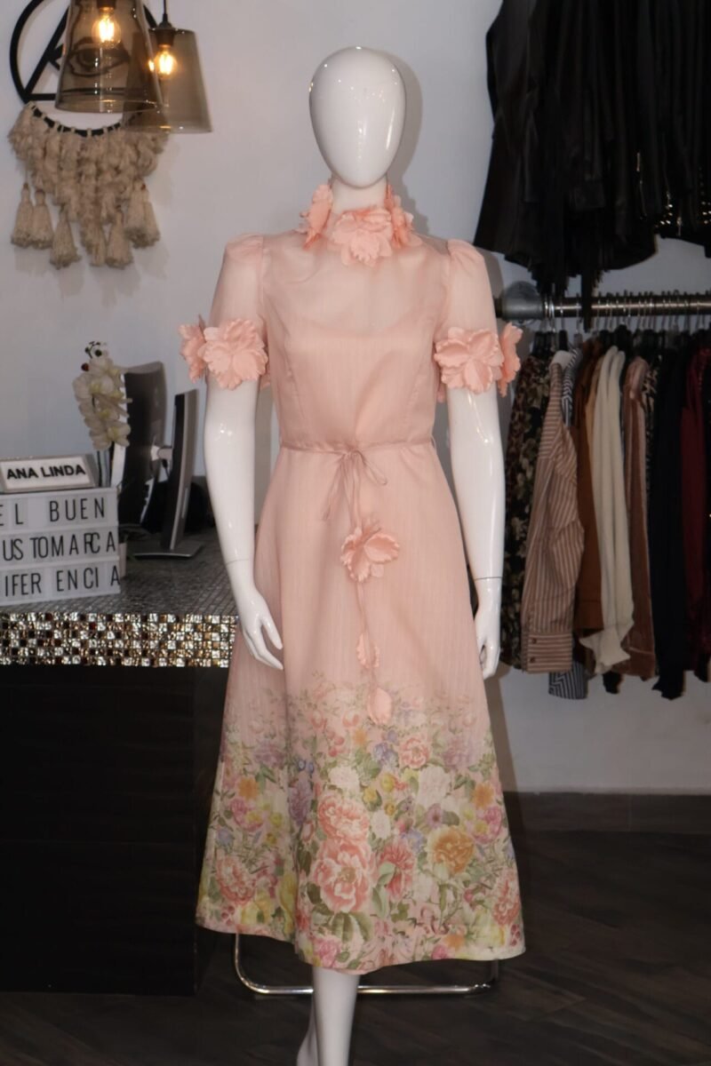 Vestido rosa estampado floral con detalles