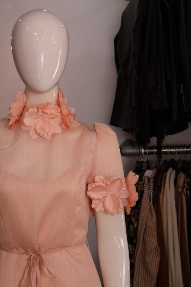 Vestido rosa estampado floral con detalles - Image 2
